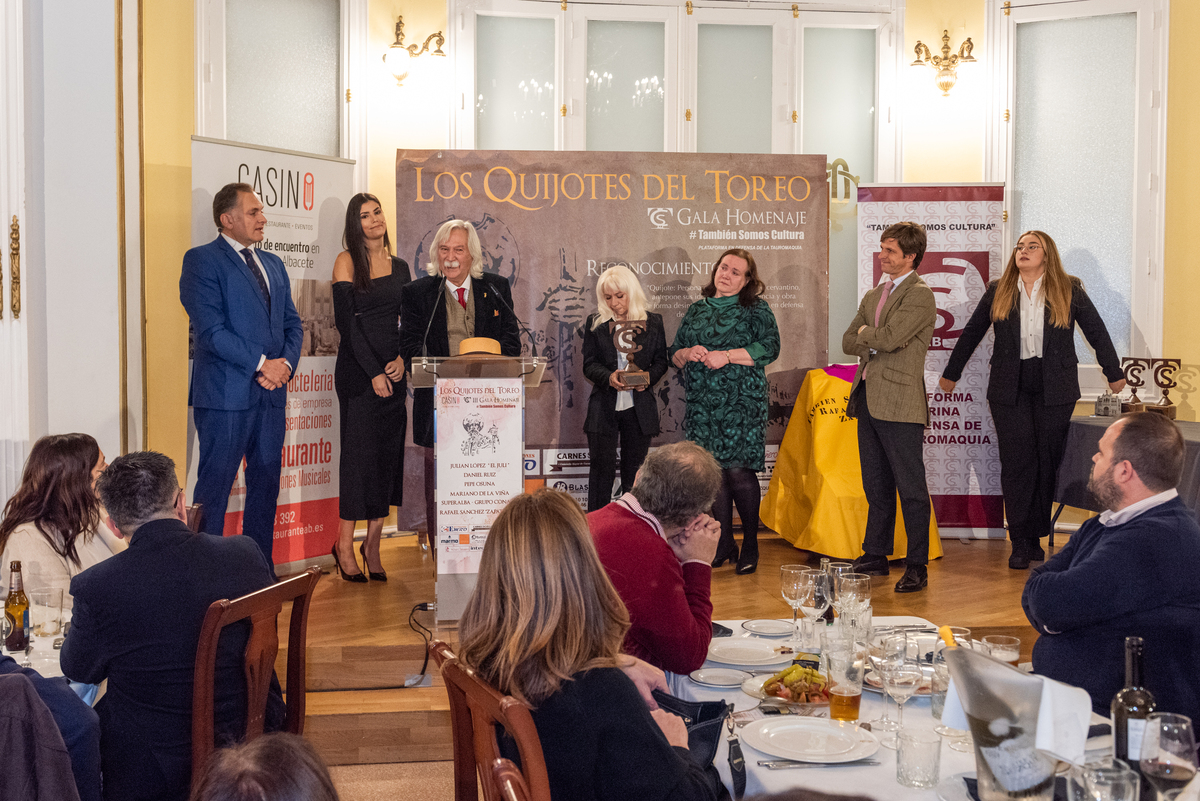 Entrega trofeos Quijotes del Toreo.  / VÍCTOR FERNÁNDEZ