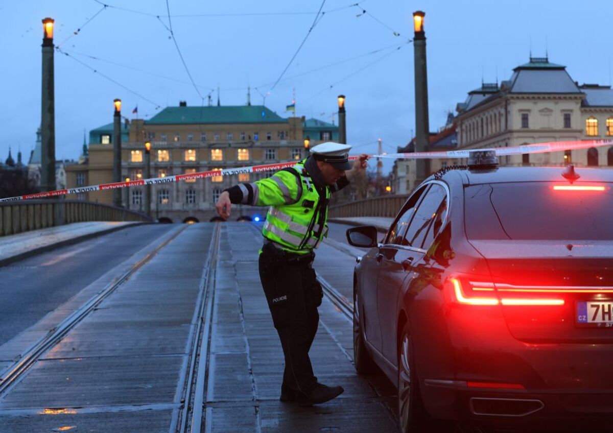 Several dead in central Prague shooting  / MARTIN DIVISEK