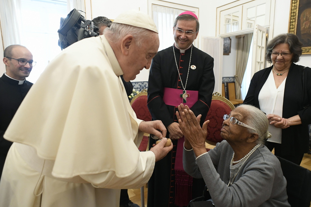 Pope Francis attends the confession of youths  / EFE
