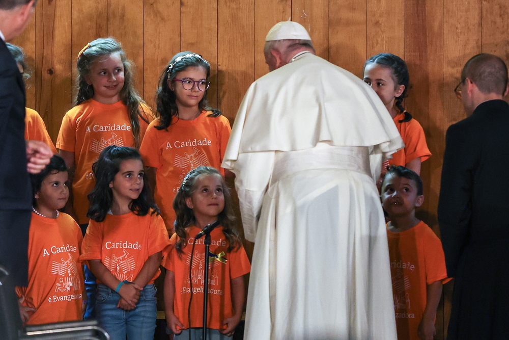 Pope Francis at the Parish Center of Serafina  / EFE