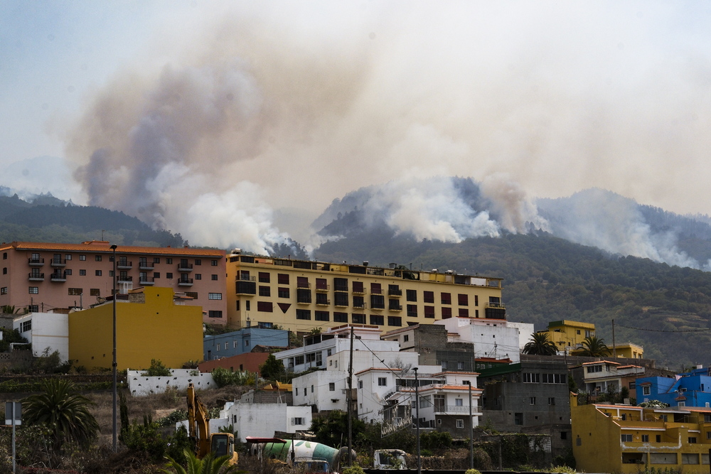 El incendio de Tenerife avanza por el norte de la isla  / ALBERTO VALDÉS