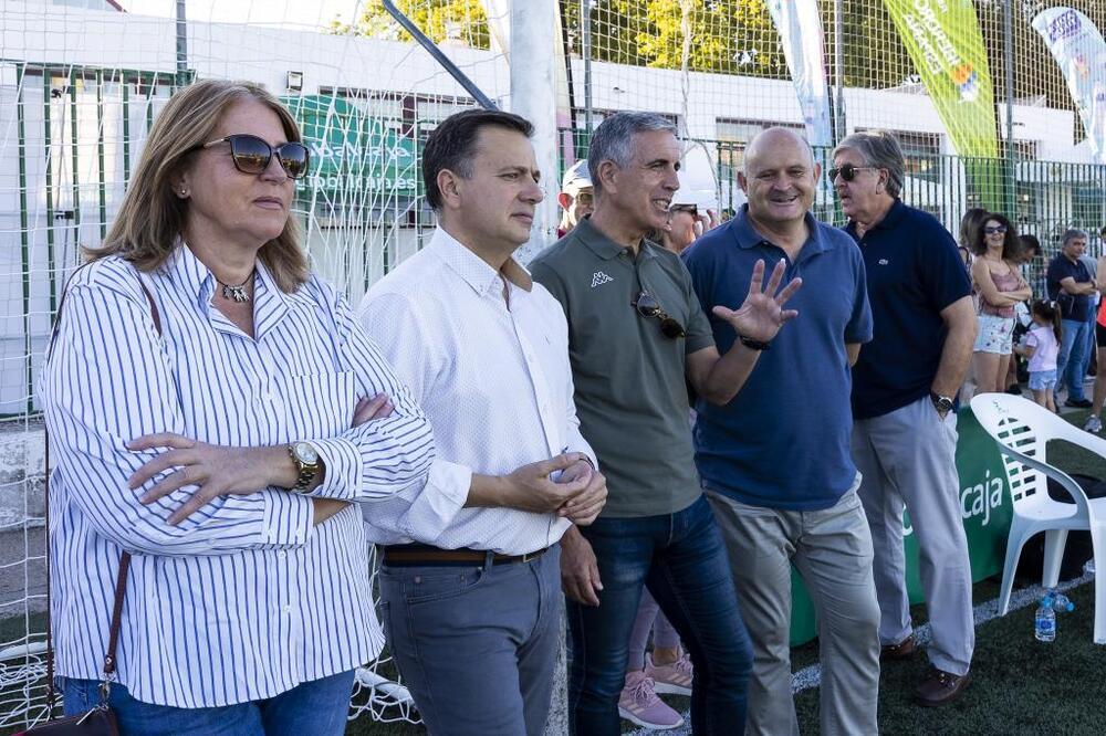 El alcalde dialoga con el presidente de Fecam, Jesús Ruiz.