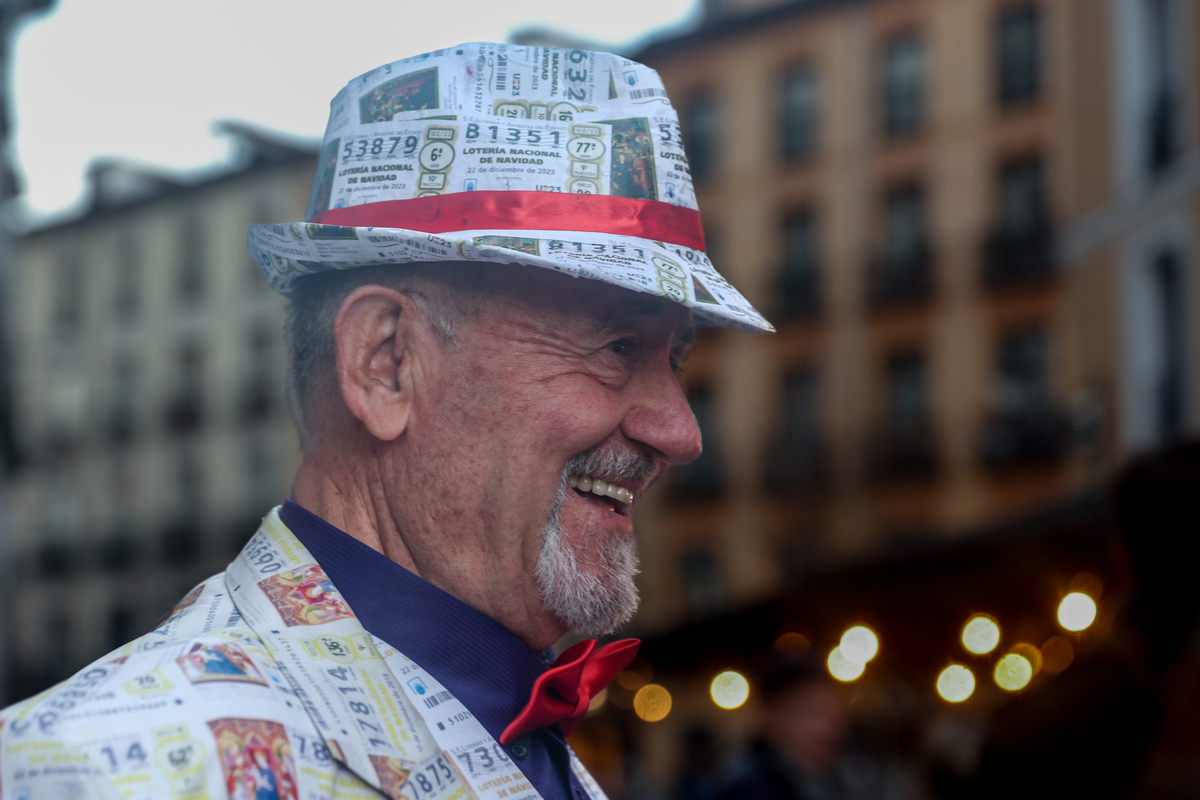 Muchas de las personas congregadas en el Teatro Real han acudido disfrazadas con los más diversos y llamativos atuendos  / RICARDO RUBIO