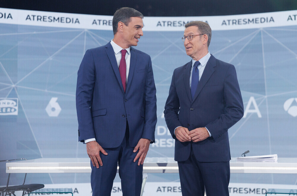 Sánchez y Núñez Feijóo, antes de comenzar el único debate que mantendrán en la campaña.