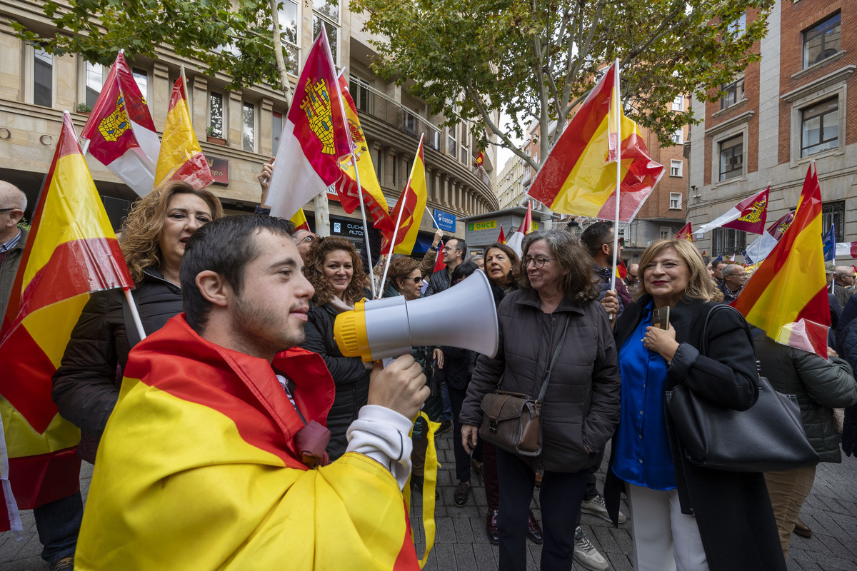 Masiva afluencia en la concentración contra la amnistía  / JOSÉ MIGUEL ESPARCIA