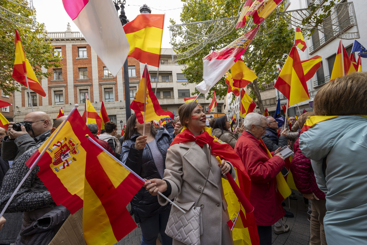 Masiva afluencia en la concentración contra la amnistía  / JOSÉ MIGUEL ESPARCIA