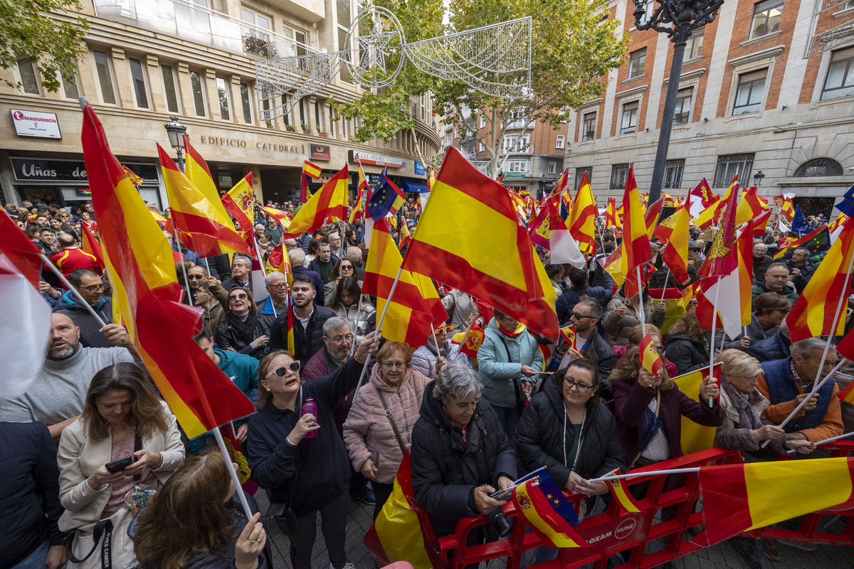 Masiva afluencia en la concentración contra la amnistía  / JOSÉ MIGUEL ESPARCIA