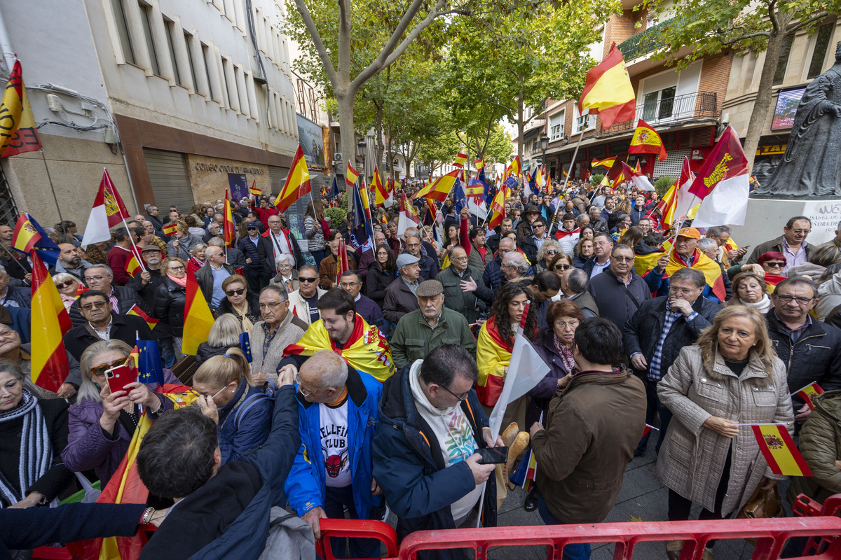 Masiva afluencia en la concentración contra la amnistía  / JOSÉ MIGUEL ESPARCIA