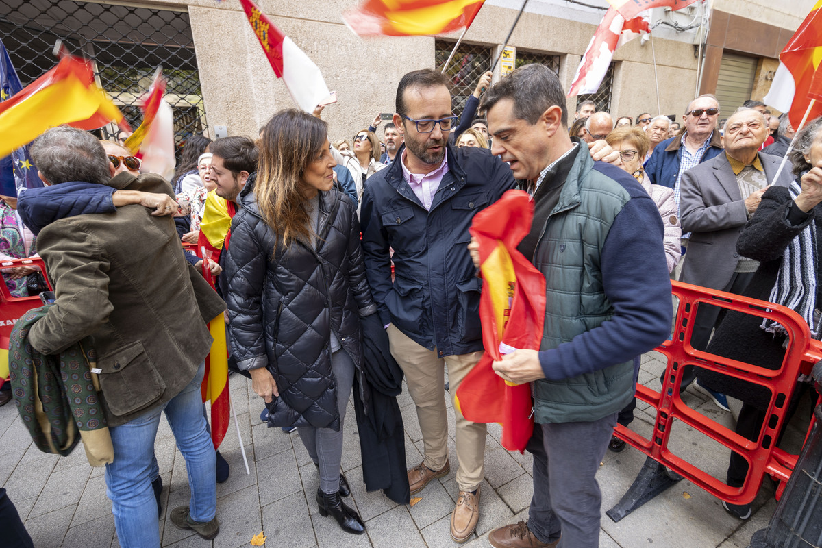 Masiva afluencia en la concentración contra la amnistía  / JOSÉ MIGUEL ESPARCIA