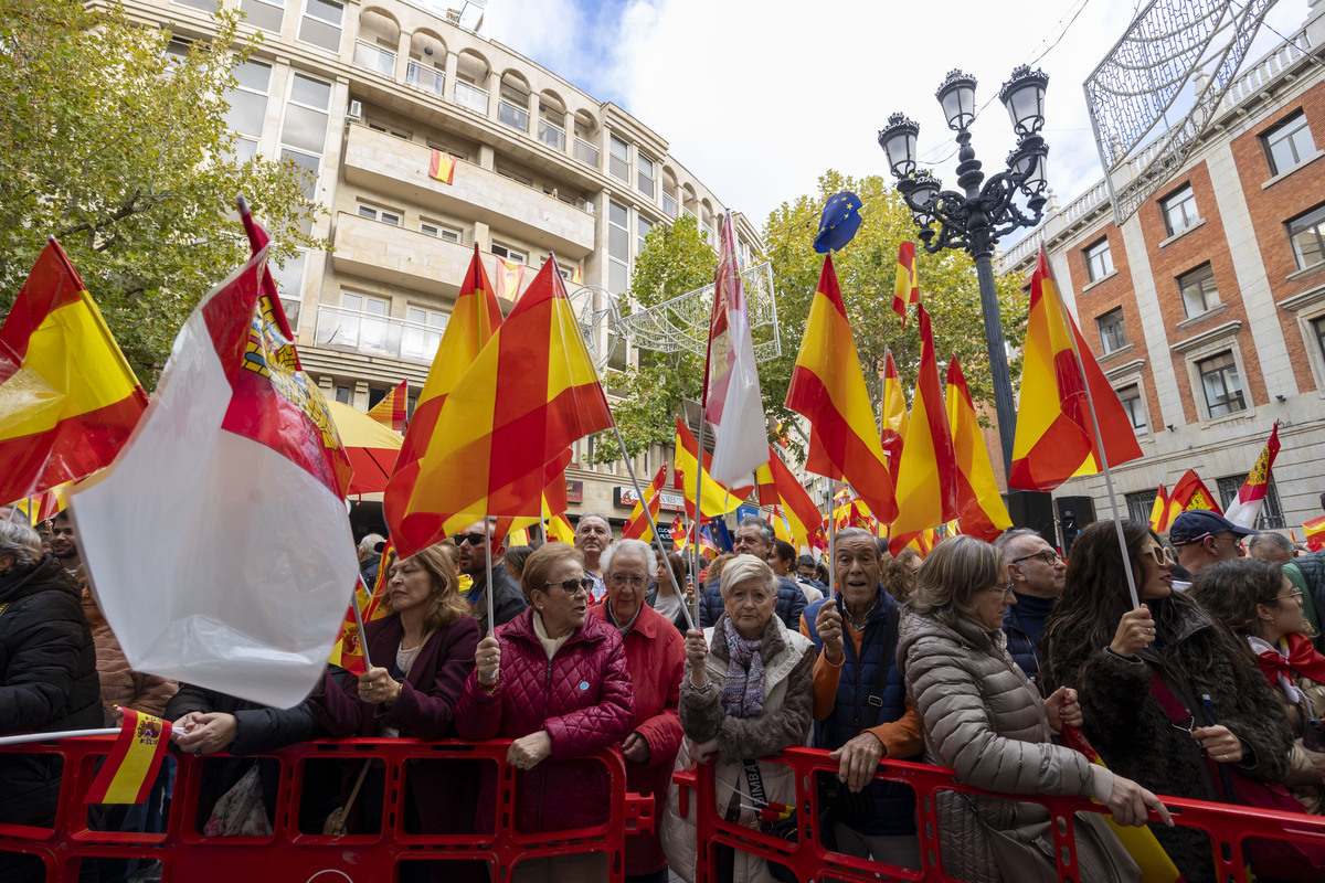 Masiva afluencia en la concentración contra la amnistía  / JOSÉ MIGUEL ESPARCIA