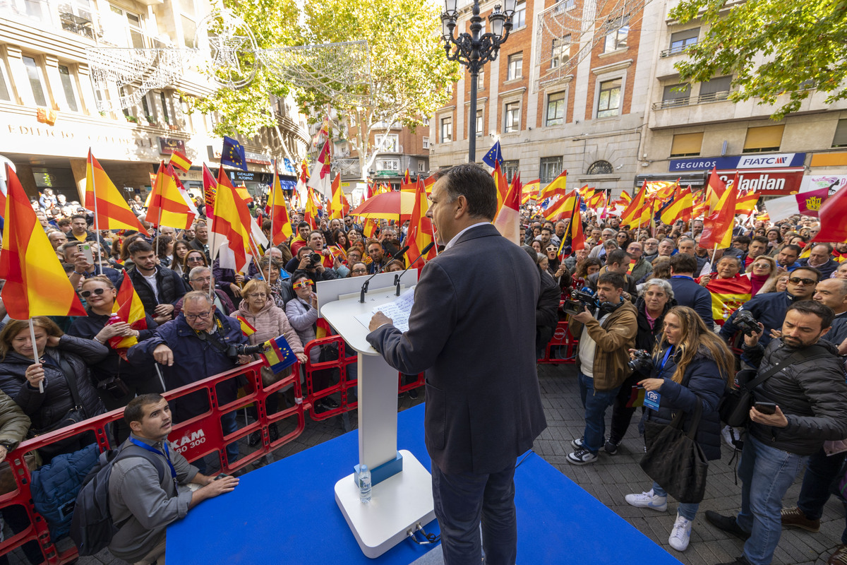 Masiva afluencia en la concentración contra la amnistía  / JOSÉ MIGUEL ESPARCIA