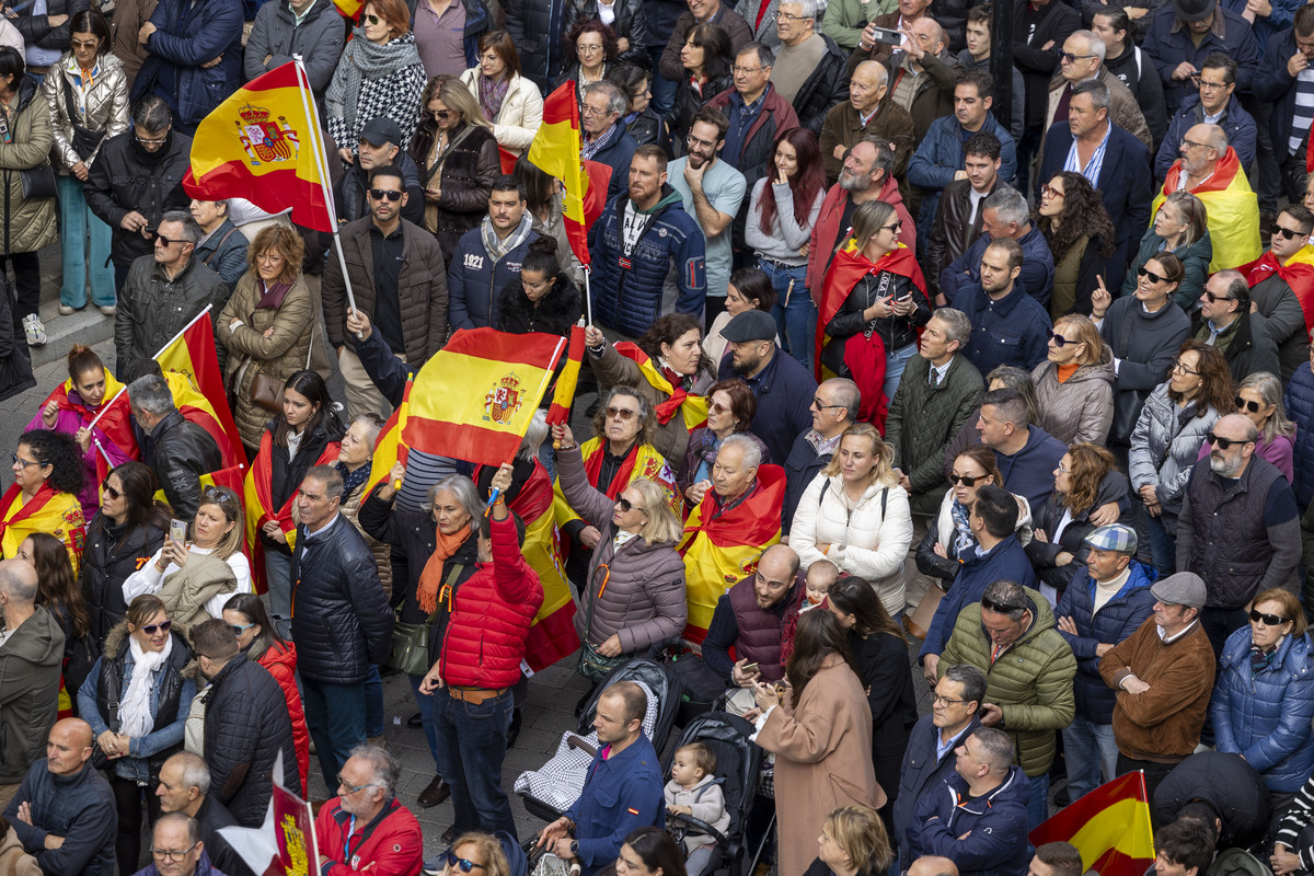 Masiva afluencia en la concentración contra la amnistía  / JOSÉ MIGUEL ESPARCIA