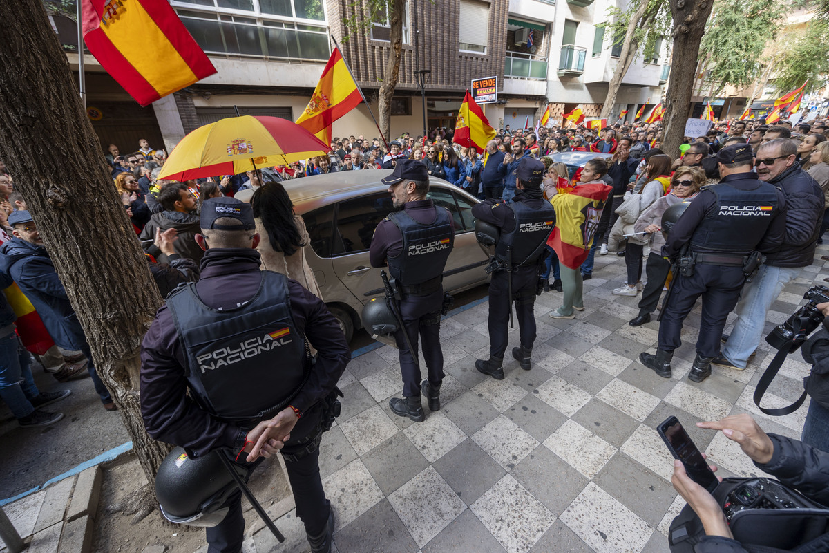 La protesta contra la amnistía se traslada a la sede del PSOE  / JOSÉ MIGUEL ESPARCIA