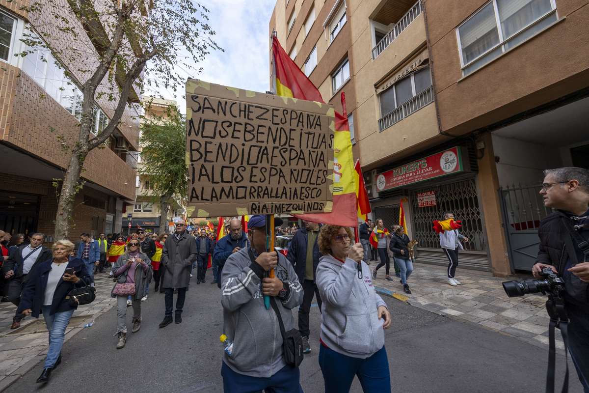 La protesta contra la amnistía se traslada a la sede del PSOE  / JOSÉ MIGUEL ESPARCIA