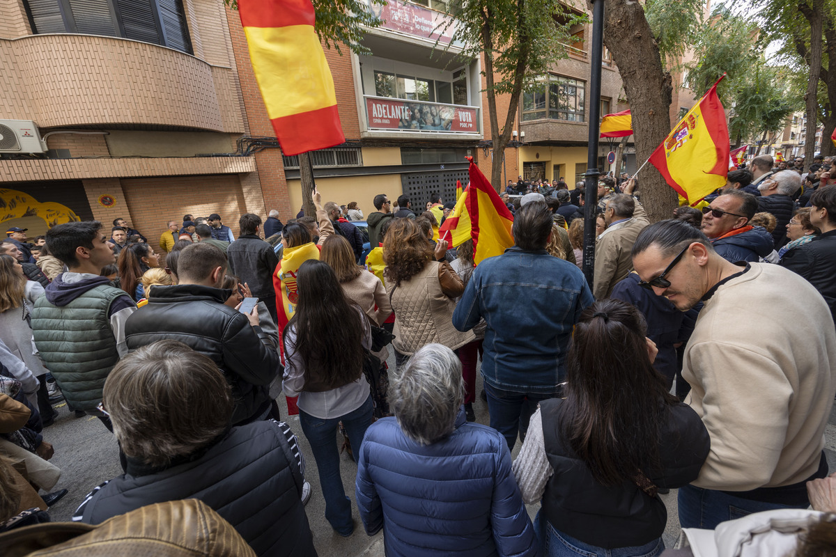 La protesta contra la amnistía se traslada a la sede del PSOE  / JOSÉ MIGUEL ESPARCIA