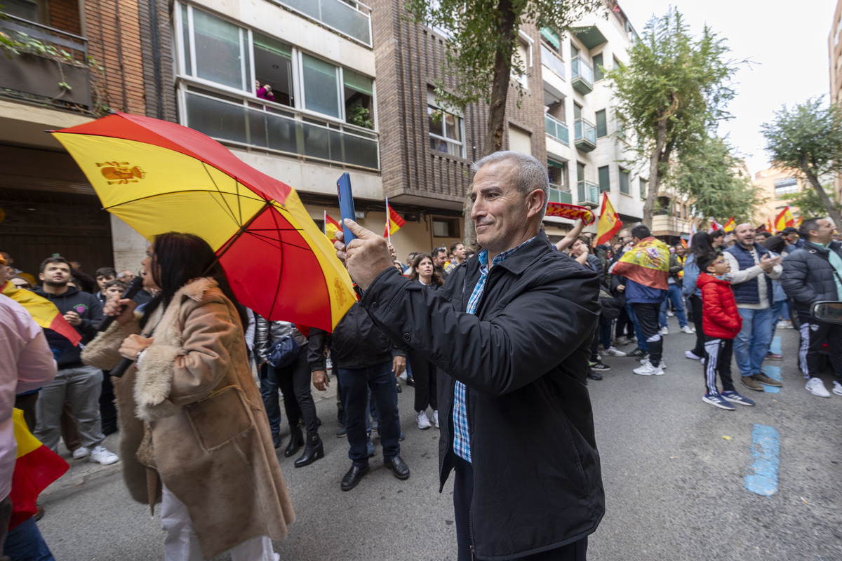 La protesta contra la amnistía se traslada a la sede del PSOE  / JOSÉ MIGUEL ESPARCIA