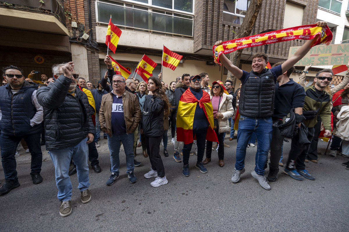 La protesta contra la amnistía se traslada a la sede del PSOE  / JOSÉ MIGUEL ESPARCIA