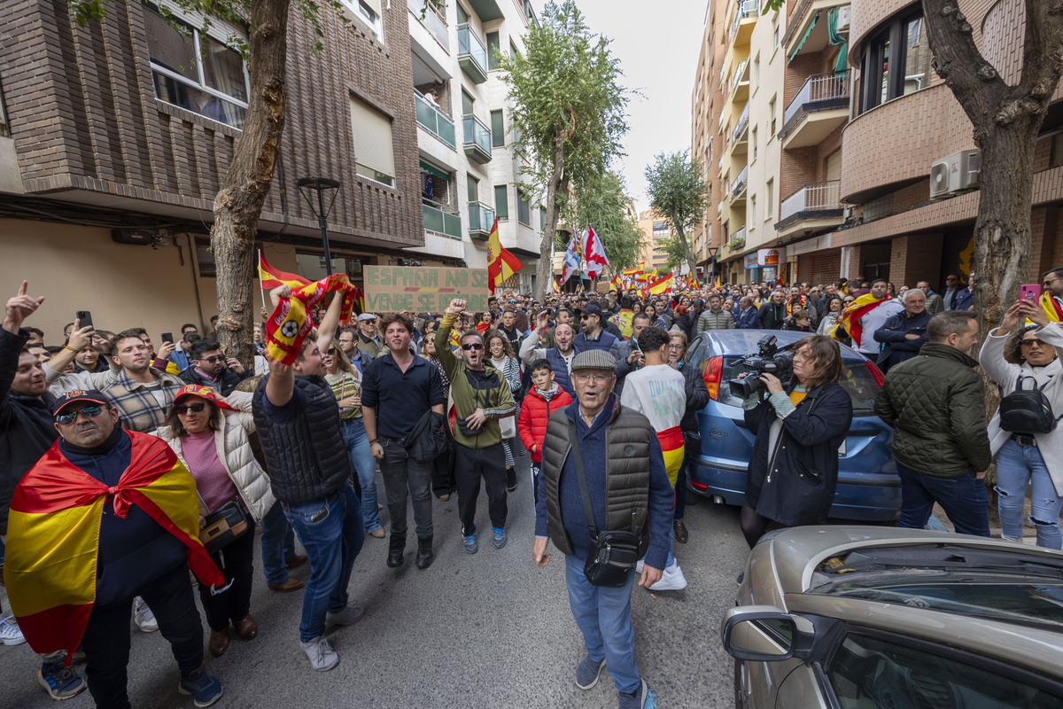 La protesta contra la amnistía se traslada a la sede del PSOE  / JOSÉ MIGUEL ESPARCIA