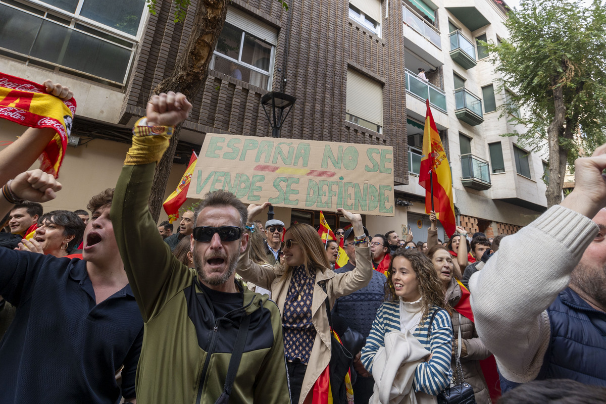 La protesta contra la amnistía se traslada a la sede del PSOE  / JOSÉ MIGUEL ESPARCIA