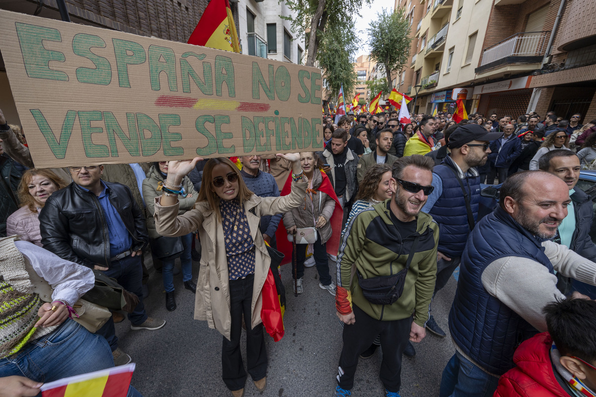 La protesta contra la amnistía se traslada a la sede del PSOE  / JOSÉ MIGUEL ESPARCIA