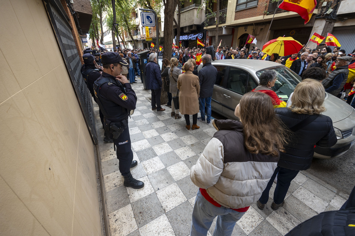 La protesta contra la amnistía se traslada a la sede del PSOE  / JOSÉ MIGUEL ESPARCIA