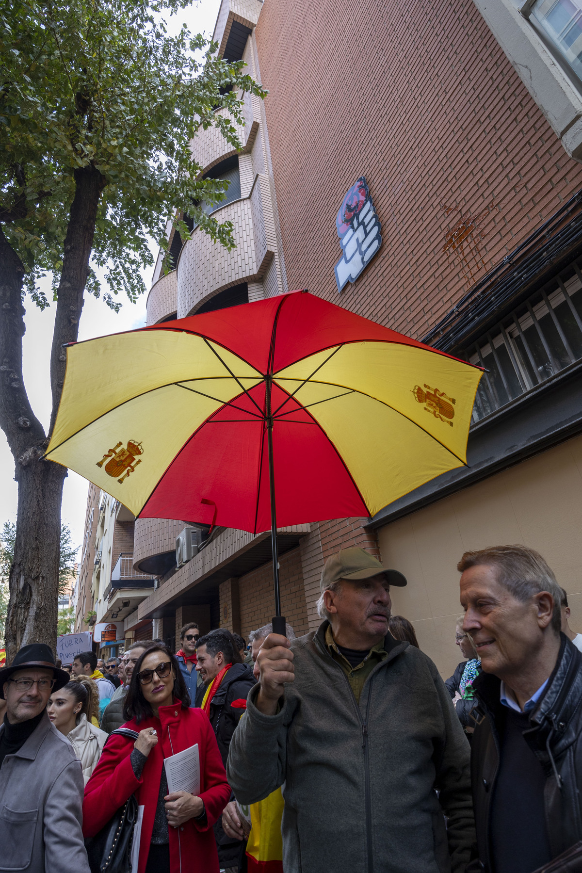 La protesta contra la amnistía se traslada a la sede del PSOE  / JOSÉ MIGUEL ESPARCIA