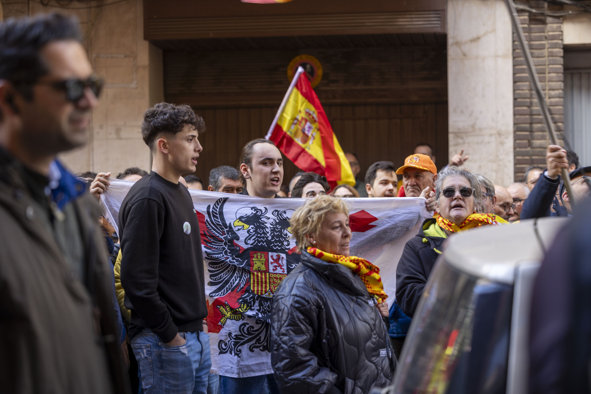 La protesta contra la amnistía se traslada a la sede del PSOE  / JOSÉ MIGUEL ESPARCIA