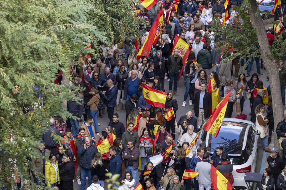 La protesta contra la amnistía se traslada a la sede del PSOE  / JOSÉ MIGUEL ESPARCIA