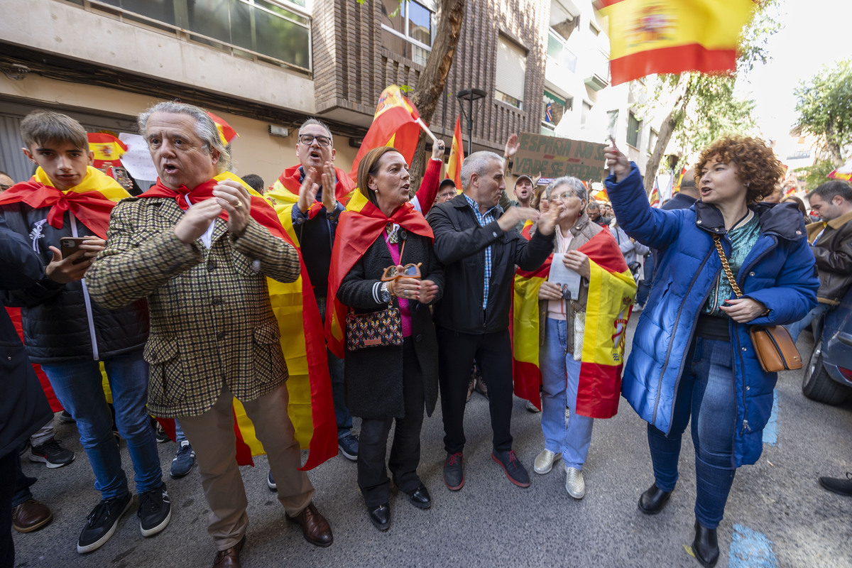 La protesta contra la amnistía se traslada a la sede del PSOE  / JOSÉ MIGUEL ESPARCIA