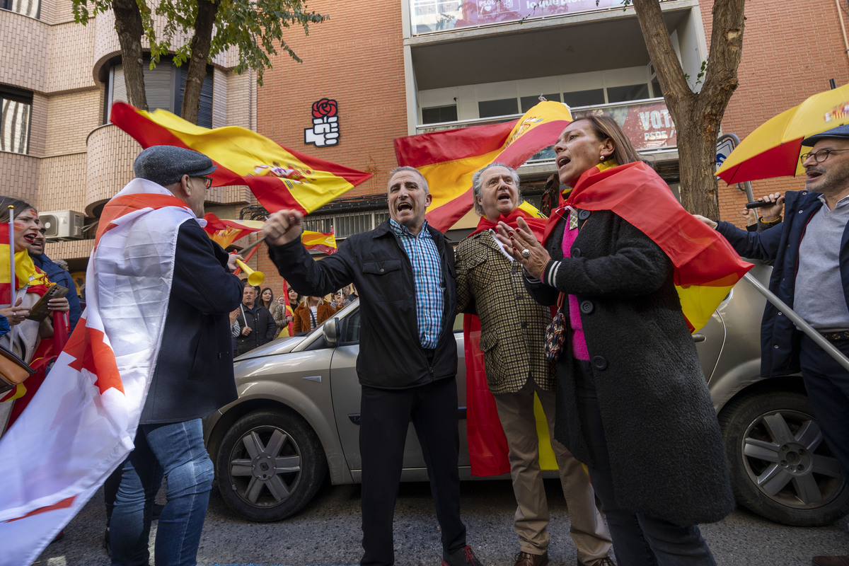 La protesta contra la amnistía se traslada a la sede del PSOE  / JOSÉ MIGUEL ESPARCIA