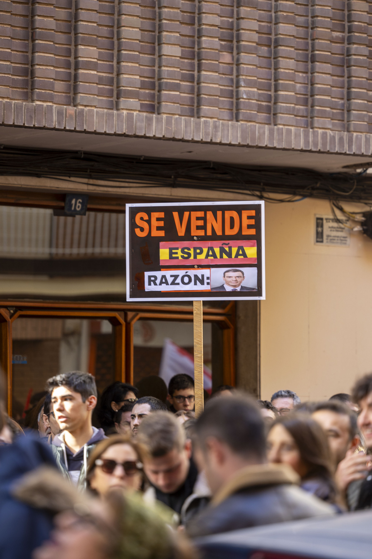 La protesta contra la amnistía se traslada a la sede del PSOE  / JOSÉ MIGUEL ESPARCIA