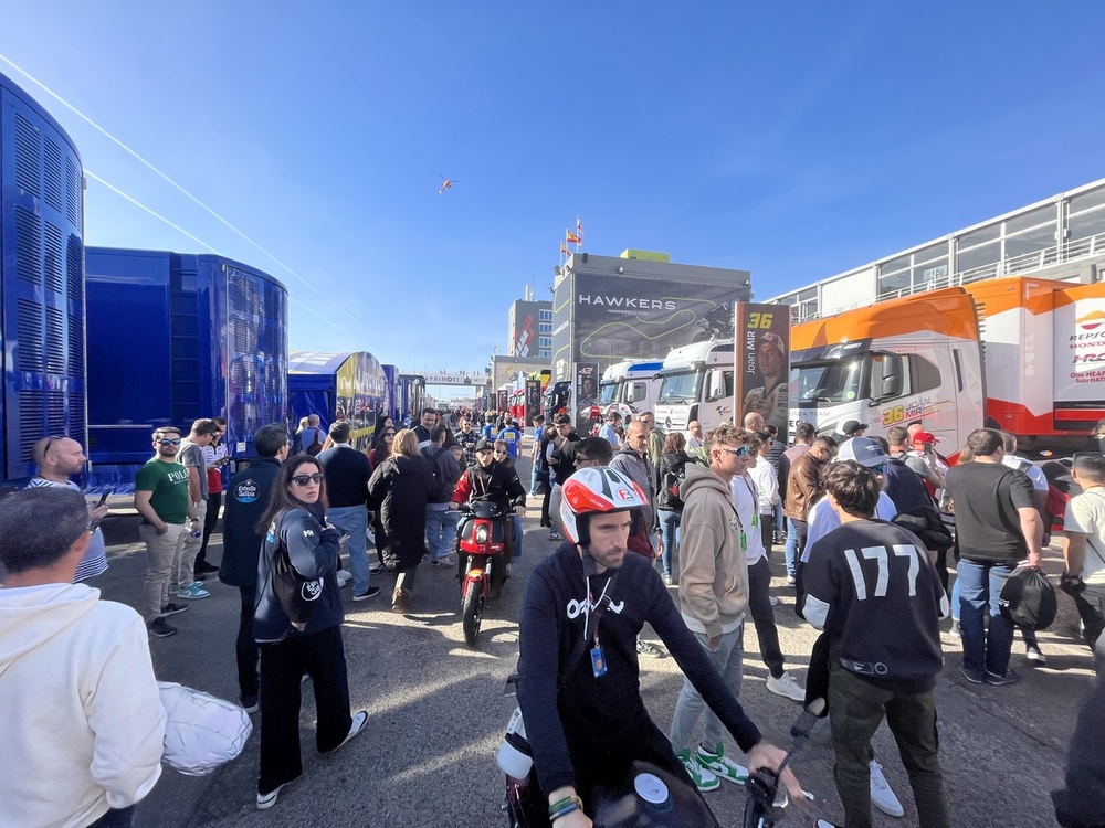  El ‘paddock’ es un hervidero de gente que se traslada en moto, patín o a pie.