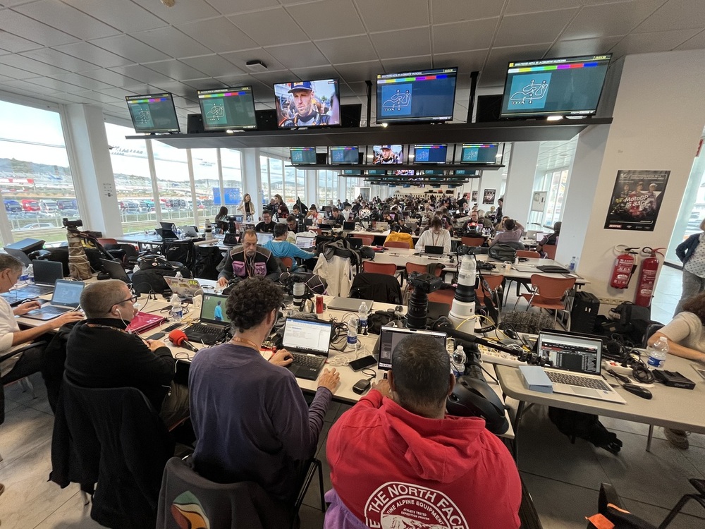 Los periodistas, en plena faena en una sala de prensa abarrotada.