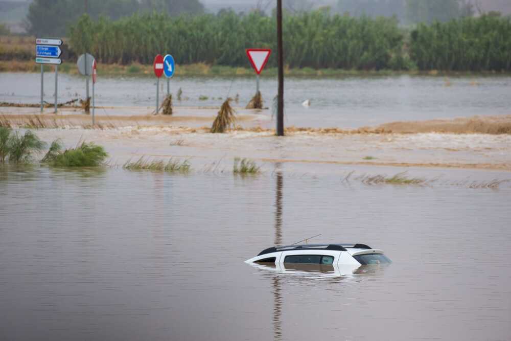 Uno de los coches cubiertos por el agua