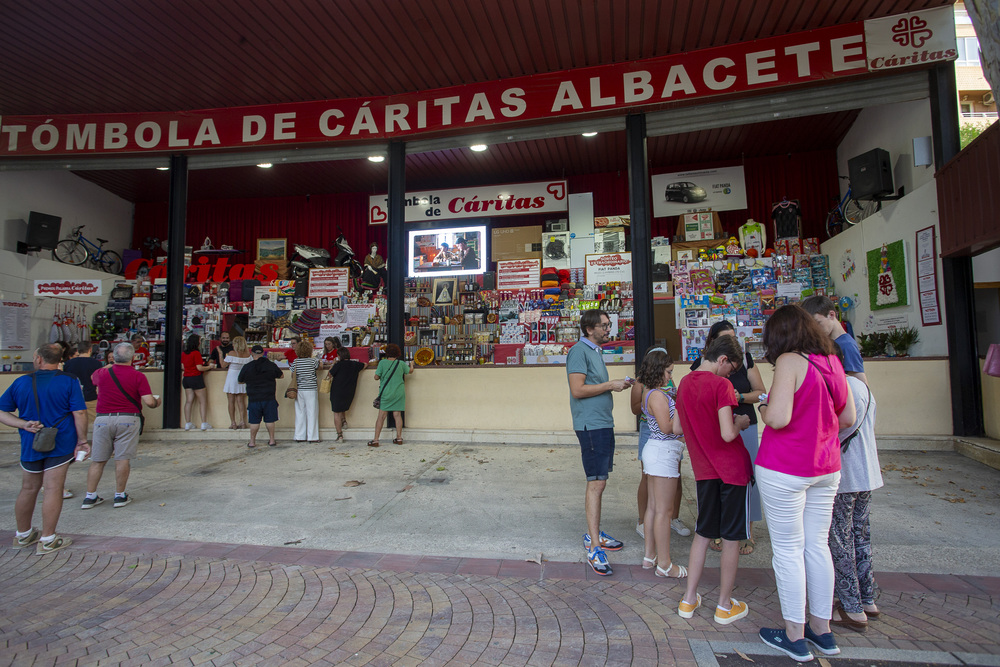 La Tómbola de Cáritas abrió su puertas  / JOSÉ MIGUEL ESPARCIA