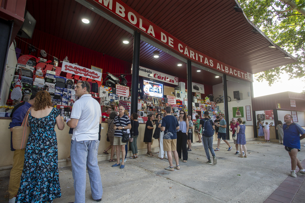 La Tómbola de Cáritas abrió su puertas  / JOSÉ MIGUEL ESPARCIA