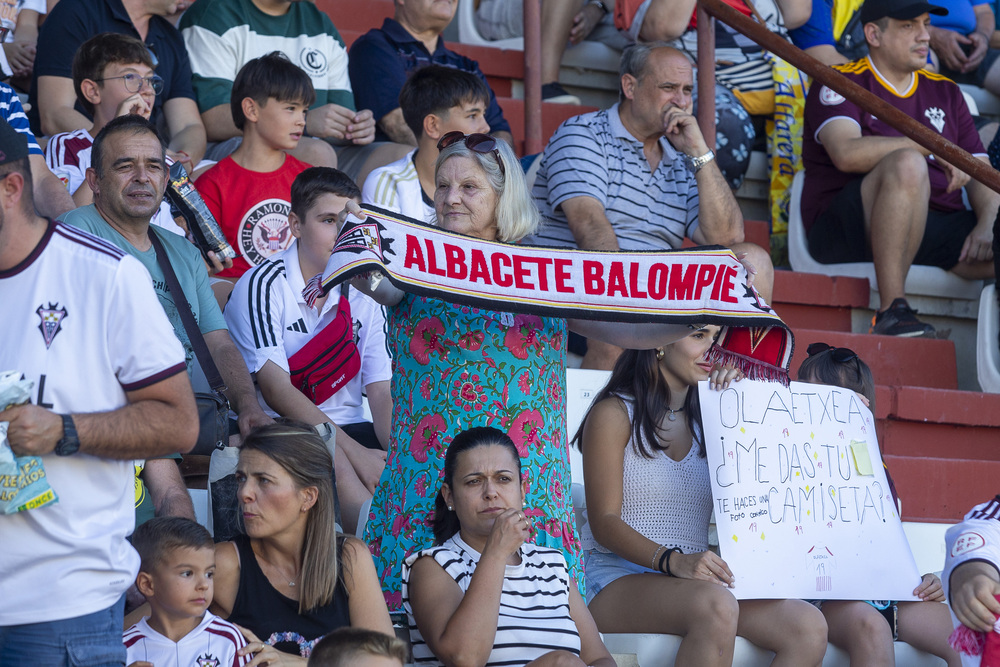 Un momento del partido disputado en el Carlos Belmonte  / JOSÉ MIGUEL ESPARCIA