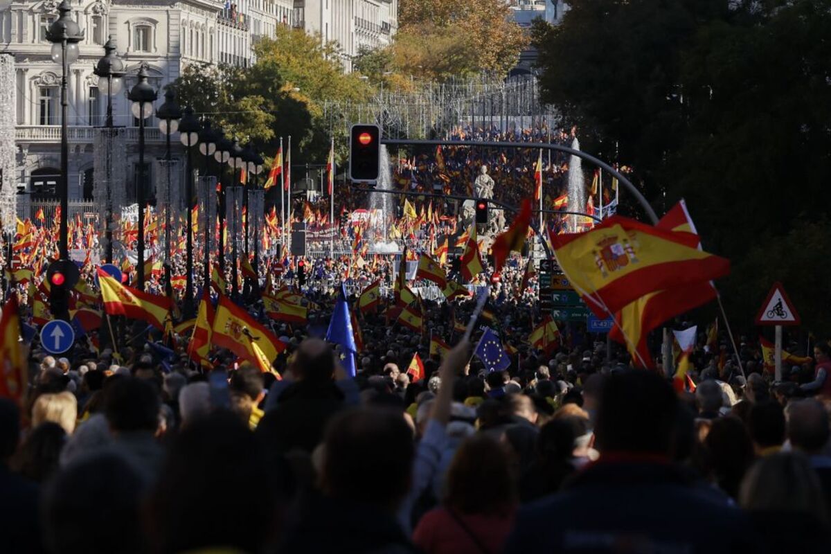 Manifestación multitudinaria contra la amnistía en la Plaza de Cibeles de Madrid  / JUANJO MARTIN