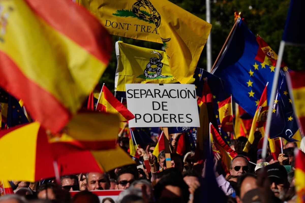 Manifestación multitudinaria contra la amnistía en la Plaza de Cibeles de Madrid  / BORJA SÁNCHEZ TRILLO