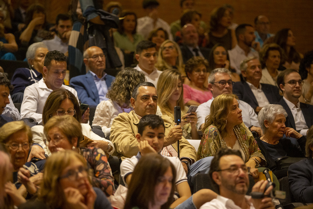 Medicina gradúa a los alumnos de su XX promoción  / JOSÉ MIGUEL ESPARCIA