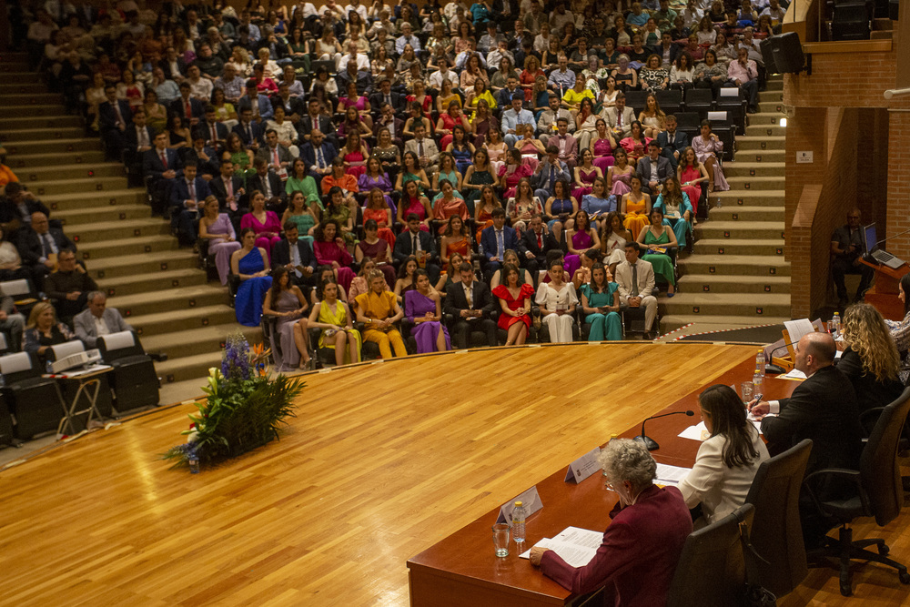 Medicina gradúa a los alumnos de su XX promoción  / JOSÉ MIGUEL ESPARCIA