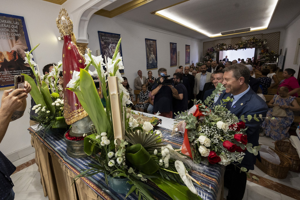 García-Page realiza su ofrenda a la patrona