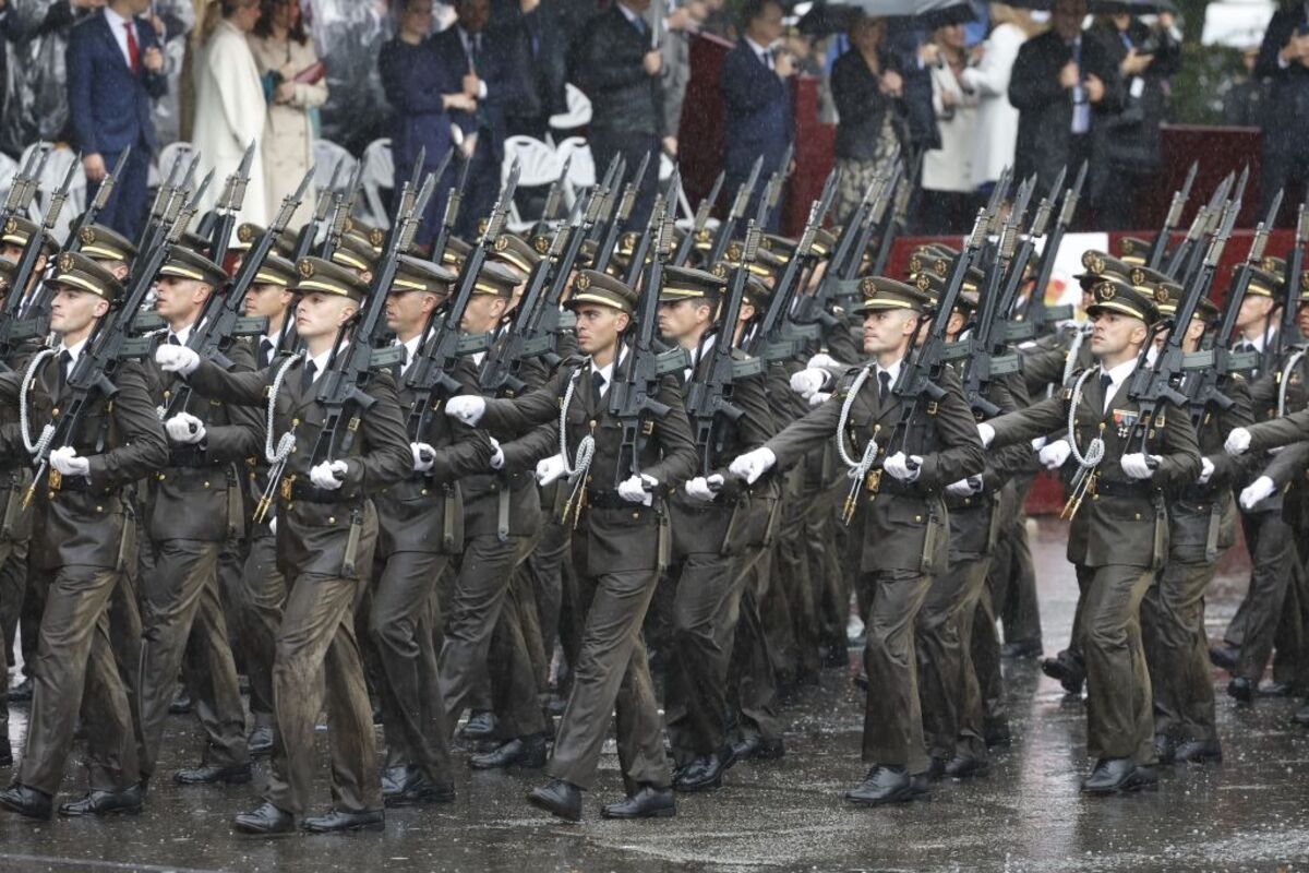 Madrid acoge el desfile de la Fiesta Nacional con la vista puesta en el cielo  / CHEMA MOYA