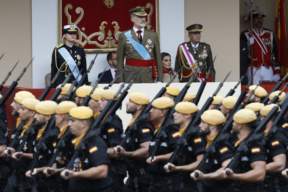 Madrid acoge el desfile de la Fiesta Nacional con la vista puesta en el cielo  / CHEMA MOYA