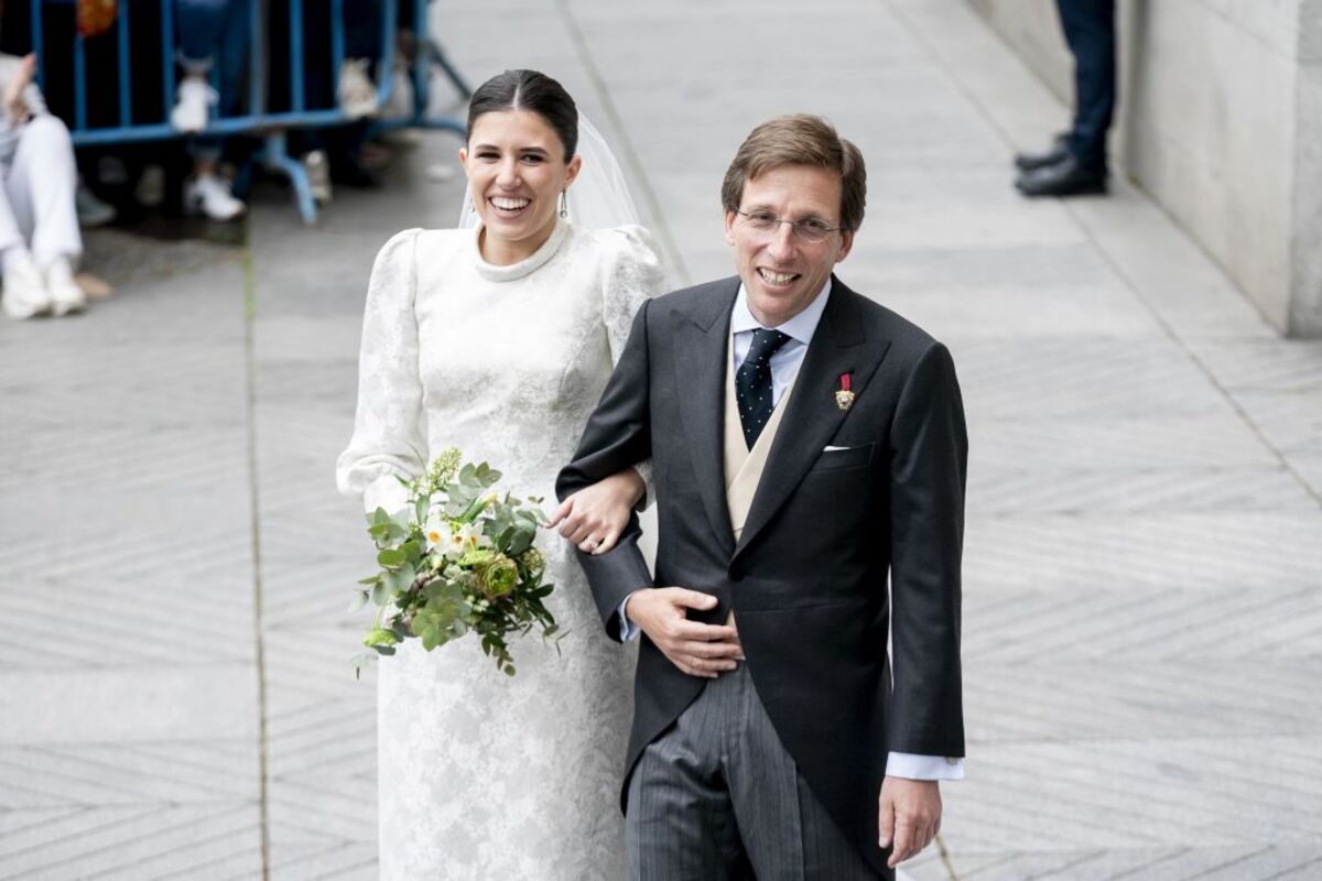 El alcalde de Madrid, José Luis Martínez-Almeida, y la sobrina segunda del Rey Felipe VI, Teresa Urquijo, salen de su boda en la parroquia San Francisco de Borja, a 6 de abril de 2024, en Madrid (España).   / A. PÉREZ MECA   EUROPA PRESS