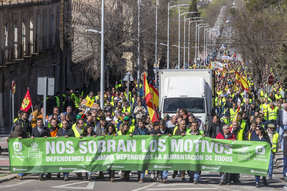 Tensión en la manifestación de agricultores ante la Consejería