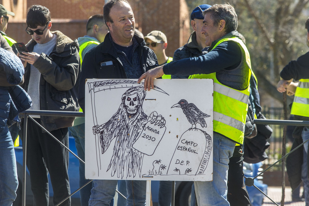 Tensión en la manifestación de agricultores ante la Consejería