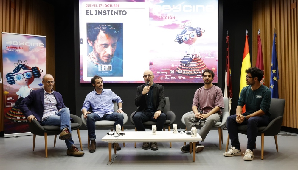 Fotografía de familia del equipo de 'El Instinto', en la rueda de prensa de presentación. 