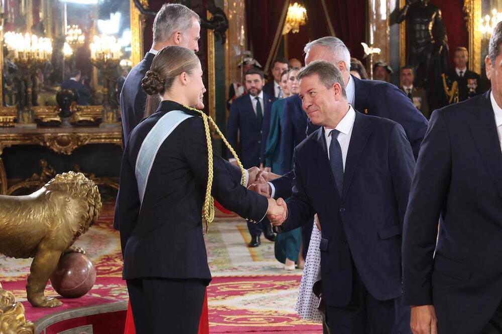 Page saluda al Rey tras el desfile de la Fiesta Nacional