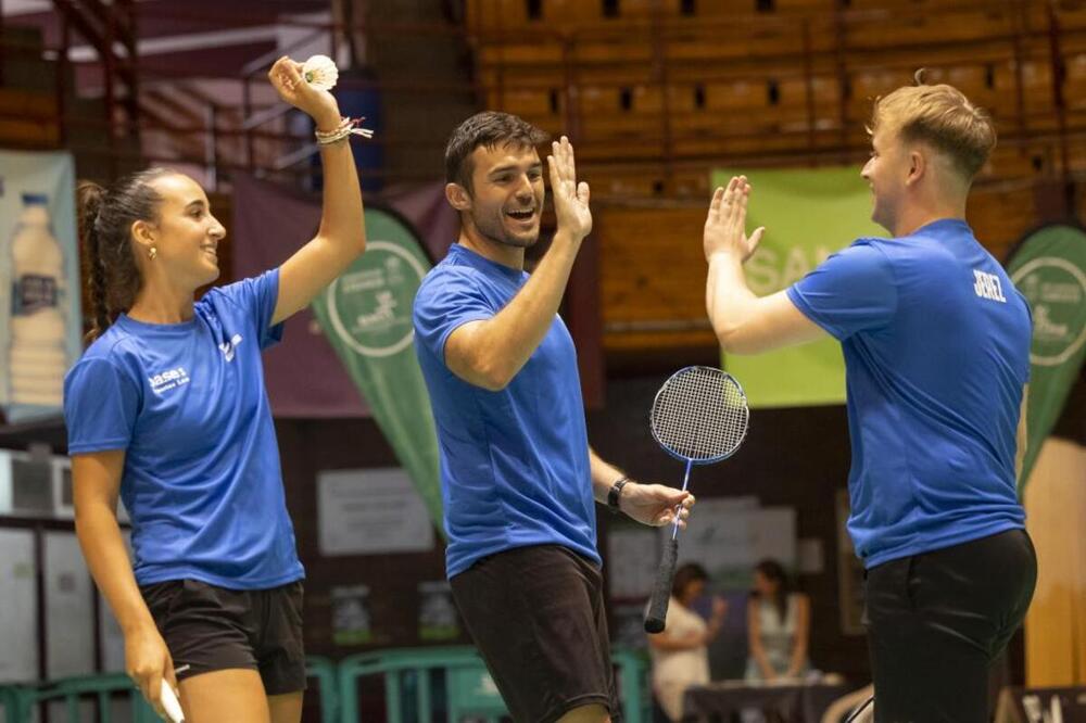 Jugadores del equipo Gigantes de la Mancha, ganadores del torneo, celebran la victoria.